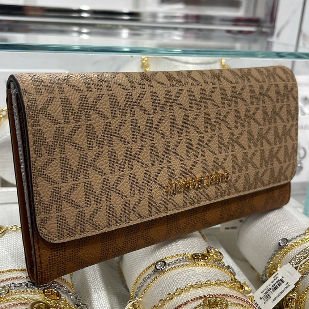 Michael Kors Jet Set Large Logo Trifold Wallet
Camel Multi 
NWT - Picture 2 of 16